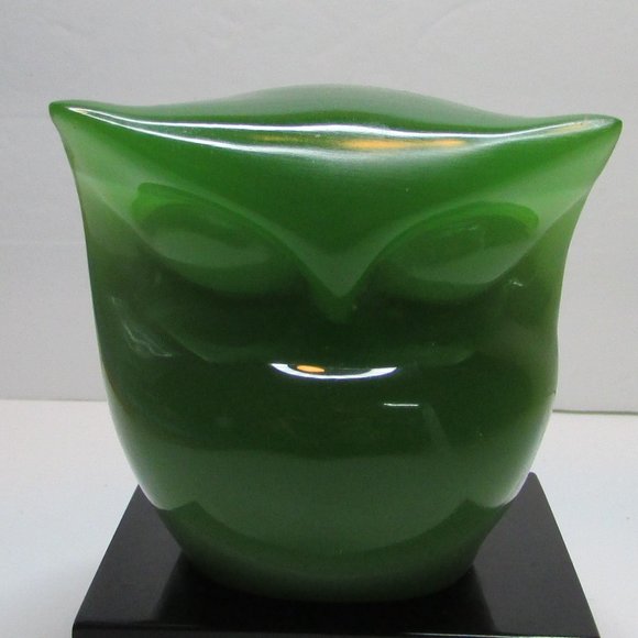 green glass owl on black square base figure - Picture 7 of 7